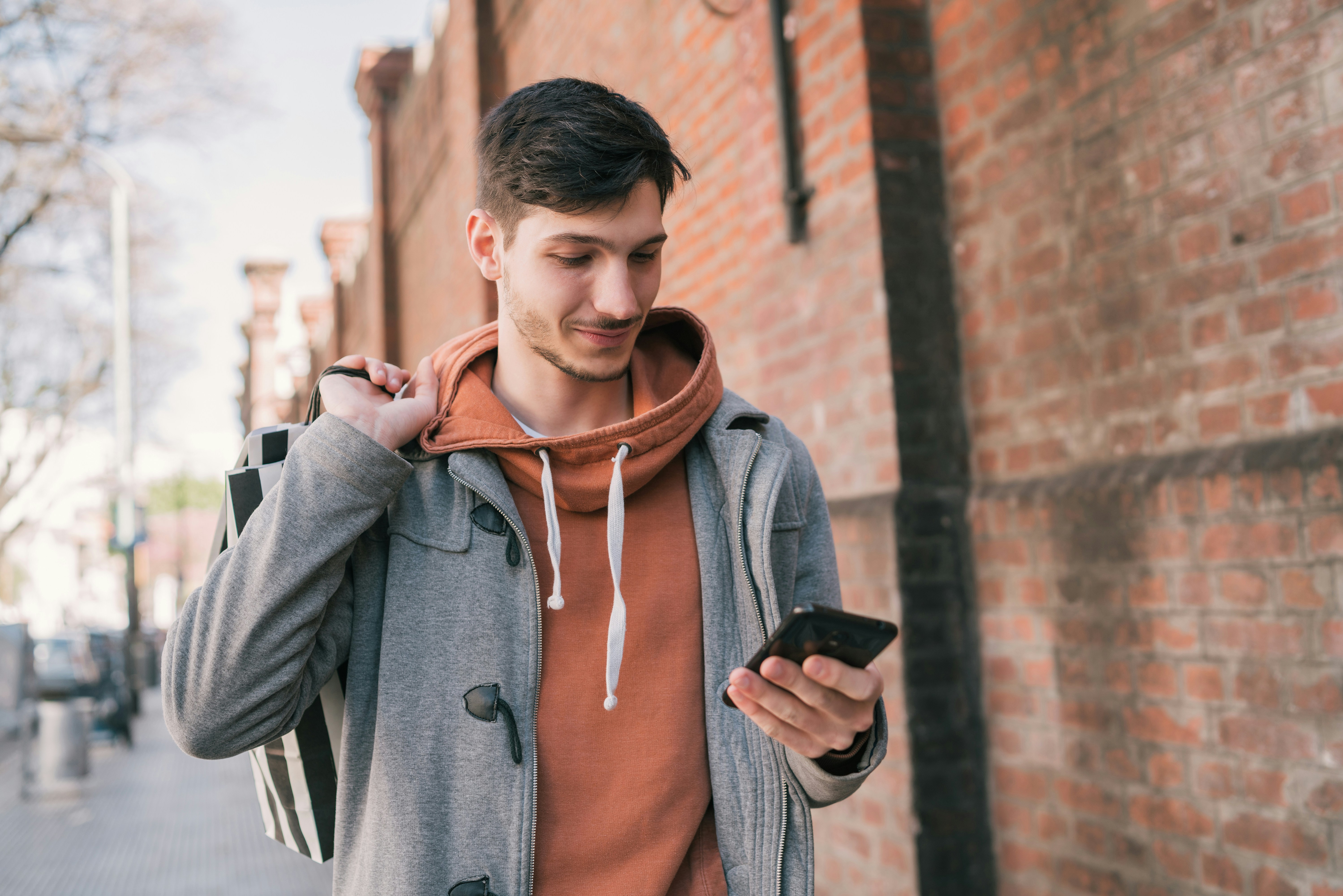 Angajat care își verifică fluturașul de salariu pe telefon, confidențial